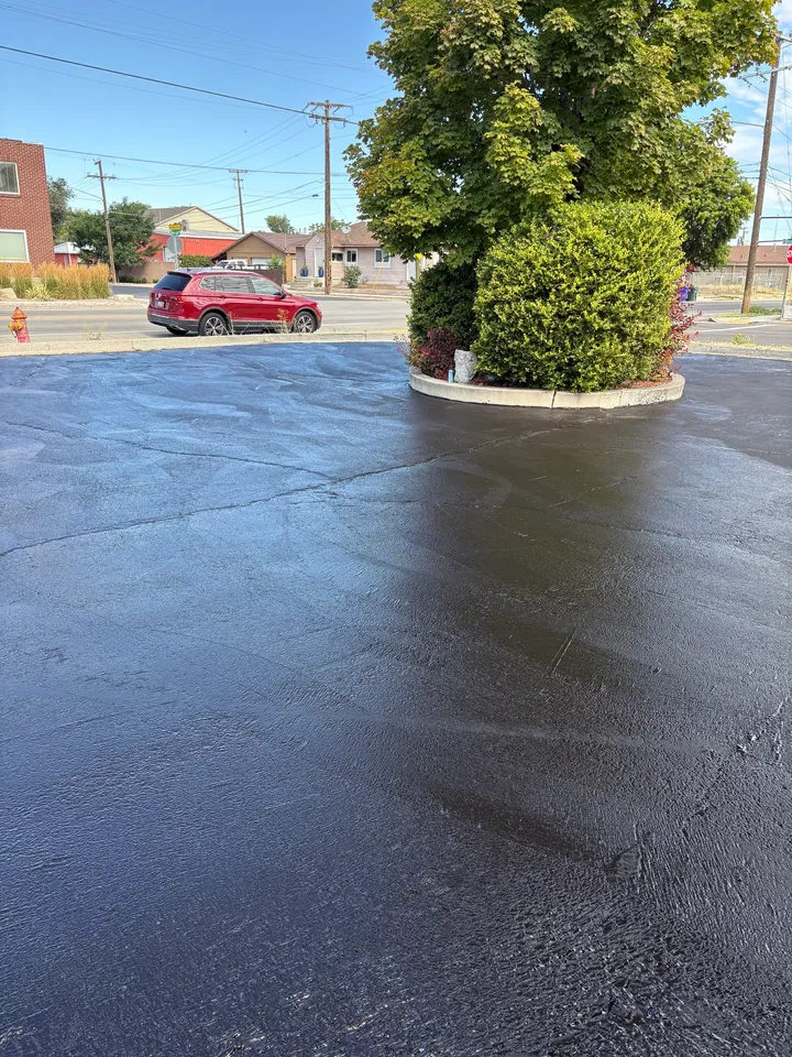 Asphalt sealcoating by A and R Coating
